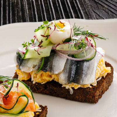 Сморреброд с балтийской килькой в Ginza по цене 790 ₽