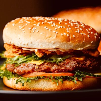 Бургер со свининой в Паприка по цене 560 ₽