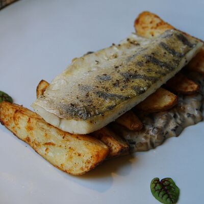 Судак Балтийский с картофелем и соусом из сезонных грибов в Угли по цене 820 ₽