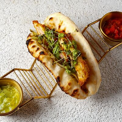 Сэндвич с куриным шницелемв Рестобар Публика по цене 555 ₽