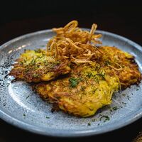 Картофельные драники с беконом и луковыми чипсами в Рога Лося