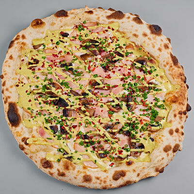 Пицца с грибами, куриным рулетом и сливочным карри в Кафе Итальянцы по цене 850 ₽