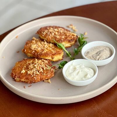 Драники со сметаной и грибным соусом в Брускетта по цене 490 ₽