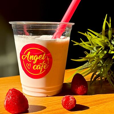 Клубничный молочный коктейль в Angel Cafe по цене 300 ₽