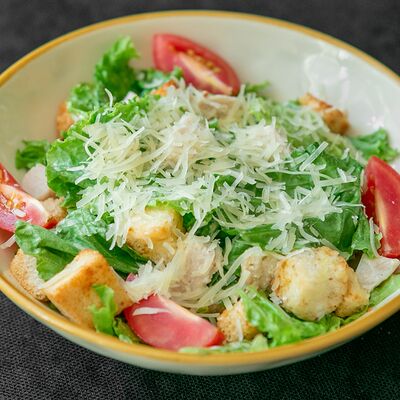 Салат Цезарь с курицей в Daddys pub по цене 615 ₽