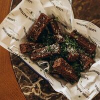 Фирменные гренки с пармезаном на компанию в Louis Pasteur