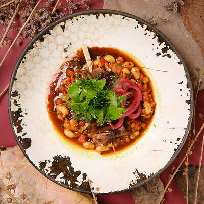 Телячий язык с рагу из белой фасоли и соусом неаполитано в Zanzibar по цене 1140 ₽