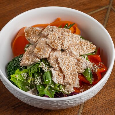 Куриное филе с овощами и дрессингом на основе соевого соуса, дижонской горчицы в The 312 по цене 690 ₽