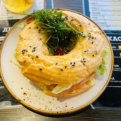 Бейгл с лососем и авокадов Контейнер по цене 700 ₽