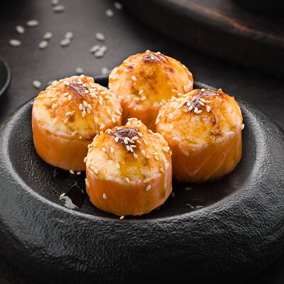 Ролл Запеченная Филадельфия люкс (половина) в Рыба закусывала по цене 629 ₽