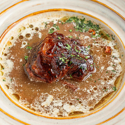 Суп из печеных корнеплодов с томленой говядиной в Morricone pizza & wine по цене 690 ₽