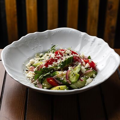 Овощной салат с адыгейской брынзой в Gonzo по цене 570 ₽