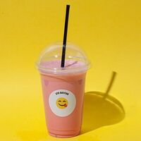 Клубничный натуральный молочный коктейль в Bricks Food Mix