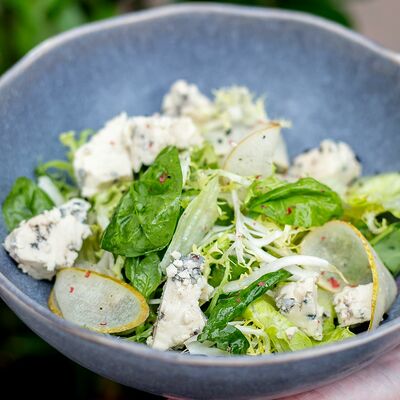 Салат с грушей и сыром Горгонзола в Джульетта по цене 430 ₽