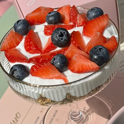 Йогурт с гранолой в Semi-Sweet по цене 540 ₽