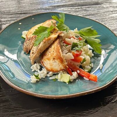 Салат с филе птицы в маринаде и рисом в Длинный нос по цене 210 ₽