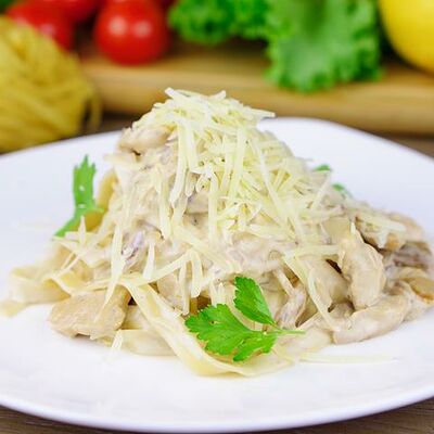 Тельятелле с белыми грибами и куриным филе в Хлебная Корзина по цене 380 ₽