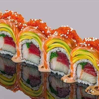 Ролл из лосося, тунца, лакедры, тигровой креветки, авокадо с соусом ментаико в Bluefin по цене 4490 ₽