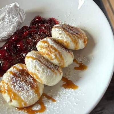 Сырники с вишневым компоте в Pitchii Coffee and Waffles по цене 750 ₽
