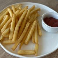 Картофель фри с кетчупом в PAUSA