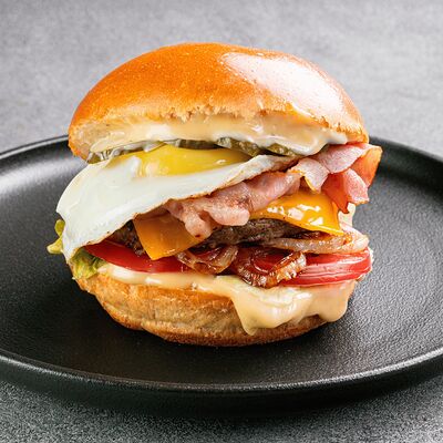 Бургер с яйцом и беконом в Holy Hotdoggers по цене 970 ₽