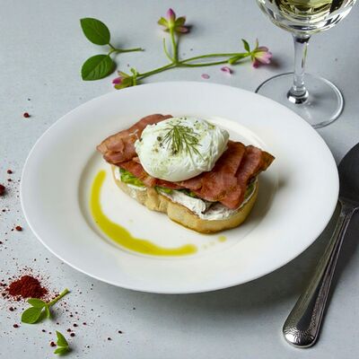 Тост с беконом и яйцом пашот в В Питере пить по цене 495 ₽