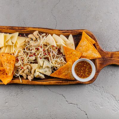 Сырная тарелка с копченым сыром в Мангал по цене 470 ₽