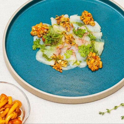 Карпаччо из муксуна с сальсой из опят и луковым изюмомв Столица Деревень по цене 980 ₽