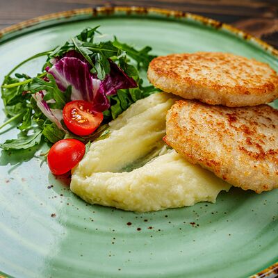 Куриные котлетки с пюре в Гастробар Феллини по цене 450 ₽