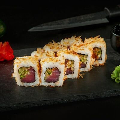 Острый Самурай ролл с тунцом и скумбрией под соусом спайси в Fast Япония Premium Sushi по цене 592 ₽