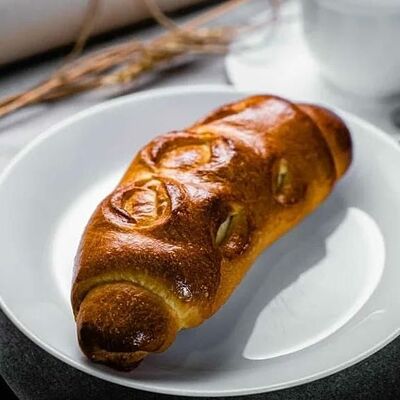 Рогалик с вишней в Хлеб да булки и любовь по цене 130 ₽