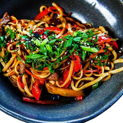 Удон с говядиной в PlutuS Resto Club по цене 550 ₽