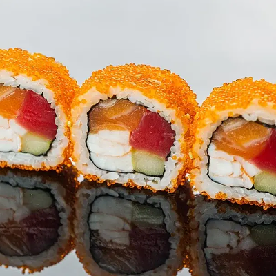 Ролл с тунцом, лососем и креветкой в Naomi Sushi по цене 2490 ₽