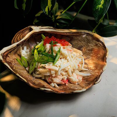 Салат с крабом и красной икрой в Ресторан Строгов по цене 980 ₽