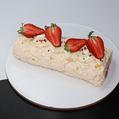 Меренговый рулет с лаймом и клубникой замороженный в Libido по цене 1590 ₽