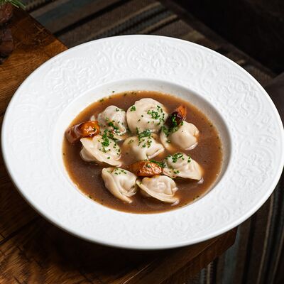 Сибирские пельмени в крепком бульоне из белых грибов в Залечь на дно в Гамбург по цене 748 ₽