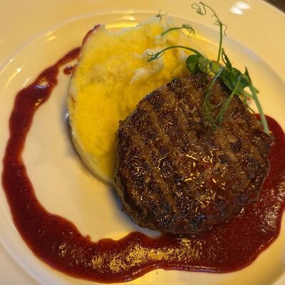 Бифштекс из рубленой говядины с картофельным пюре, яйцом и соусом из белых грибов в Red Finch Pub по цене 1010 ₽