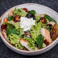 Салат с куриным филе и карамелезированными баклажанами в Dimcoffee