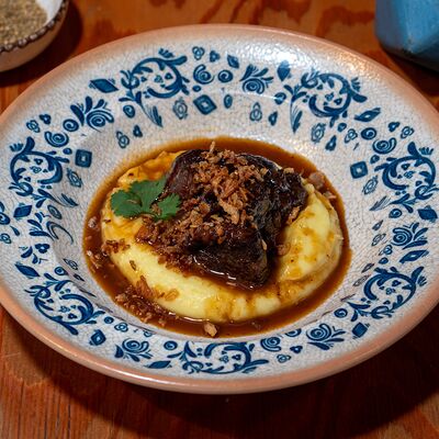 Томленая телятина с картофельным пюре под мясным соусом в Мазл Тов по цене 790 ₽