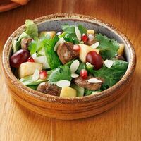 Салат с печенью цыпленка, грушей и ткемали в Люля любя