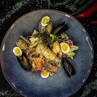 Теплый салат с морепродуктами в Малевичи