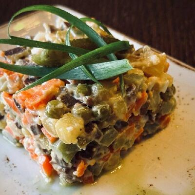 Оливье с языком телёнка в Акватория по цене 525 ₽