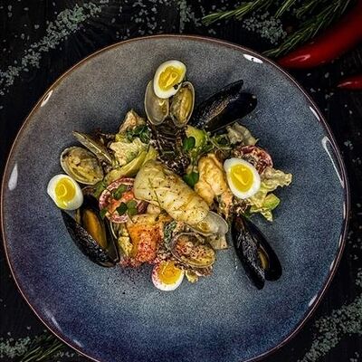 Теплый салат с морепродуктами в Малевичи по цене 950 ₽