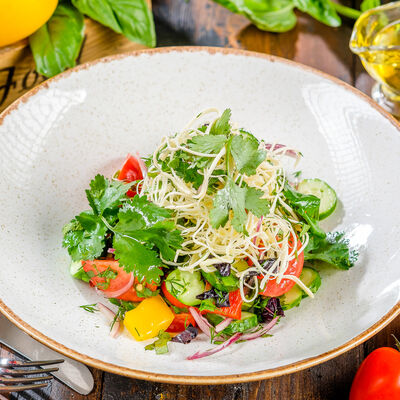 Салат из свежих овощей с сыром и зеленью в Роял Палас по цене 540 ₽