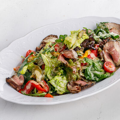 Салат с ростбифом, печеным перцем и спаржей в Волга-Волга по цене 1290 ₽