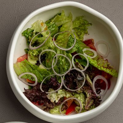 Салат из свежих овощей в Wine and Whiskey by Simple по цене 580 ₽