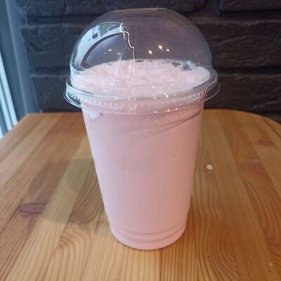 Клубничный коктейль в Любимые мгновения по цене 500 ₽