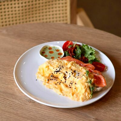 Тартин с авокадо, семгой и французским омлетом в Rice foodcoffee по цене 3990 ₸