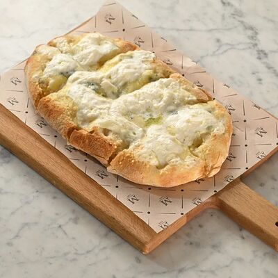 Римская пицца пять сыров в Massimo по цене 990 ₽