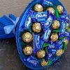 Сладкий букет из конфет Ferrero Rocher и Milky Way в Мастерская подарков Катерины Колбасовой по цене 2490